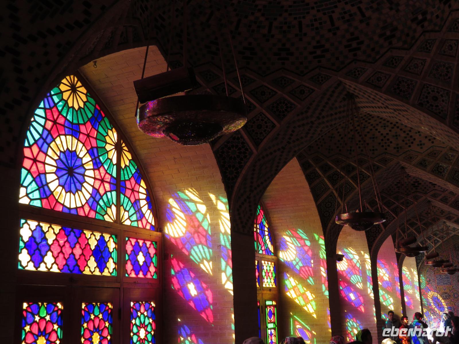 Spiegelungen in der Nasir-ol-Molk Moschee &ndash; &copy; Julian Bartsch (Eberhardt TRAVEL)