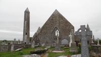 Kilmacduagh Monastery &ndash; &copy; Petra Sauer (Eberhardt TRAVEL)