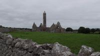 Kilmacduagh Monastery  &ndash; &copy; Petra Sauer (Eberhardt TRAVEL)