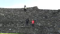 108 Irland - Gruppe erobert das Ringfort &ndash; &copy; Michael Krause (Eberhardt TRAVEL)