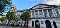 20220904 083311 Belfaster Rathaus mit Sonne &ndash; &copy; Marlies Thrum (Eberhardt TRAVEL)