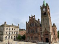 4. Reisetag – Ausflug nach Nordirland – Spaziergang auf der Stadtmauer von Derry – Guild Hall &ndash; &copy; Andreas Wolfsteller (Eberhardt TRAVEL)