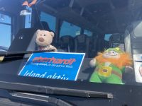 2. Reisetag – Von Dublin nach Letterkenny – Reisebär und Kobold bewachen den Bus &ndash; &copy; Andreas Wolfsteller (Eberhardt TRAVEL)