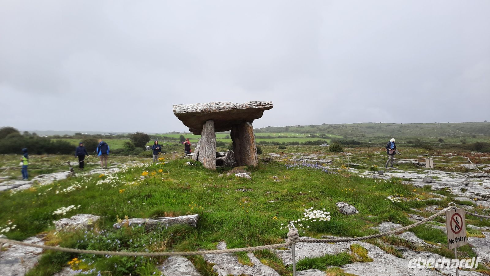 Poulnabrone_Dolmen &ndash; &copy; Walter Neuwirth (Eberhardt TRAVEL)