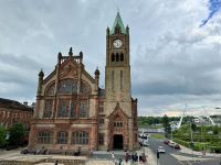 4. Reisetag – Ausflug nach Nordirland – Spaziergang auf der Stadtmauer von Derry – Guildhall (Rathaus) &ndash; &copy; Andreas Wolfsteller (Eberhardt TRAVEL)