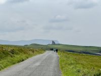 5. Reisetag – Von Letterkenny nach Leenane – Wanderung auf der Halbinsel Mullaghmore – Classiebawn Castle vor dem Ben Bulben &ndash; &copy; Andreas Wolfsteller (Eberhardt TRAVEL)