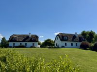 8. Tag – Klippen und Kalkstein – Häuser mit Schilfdach am Dunguaire Castle &ndash; &copy; Andreas Wolfsteller (Eberhardt TRAVEL)