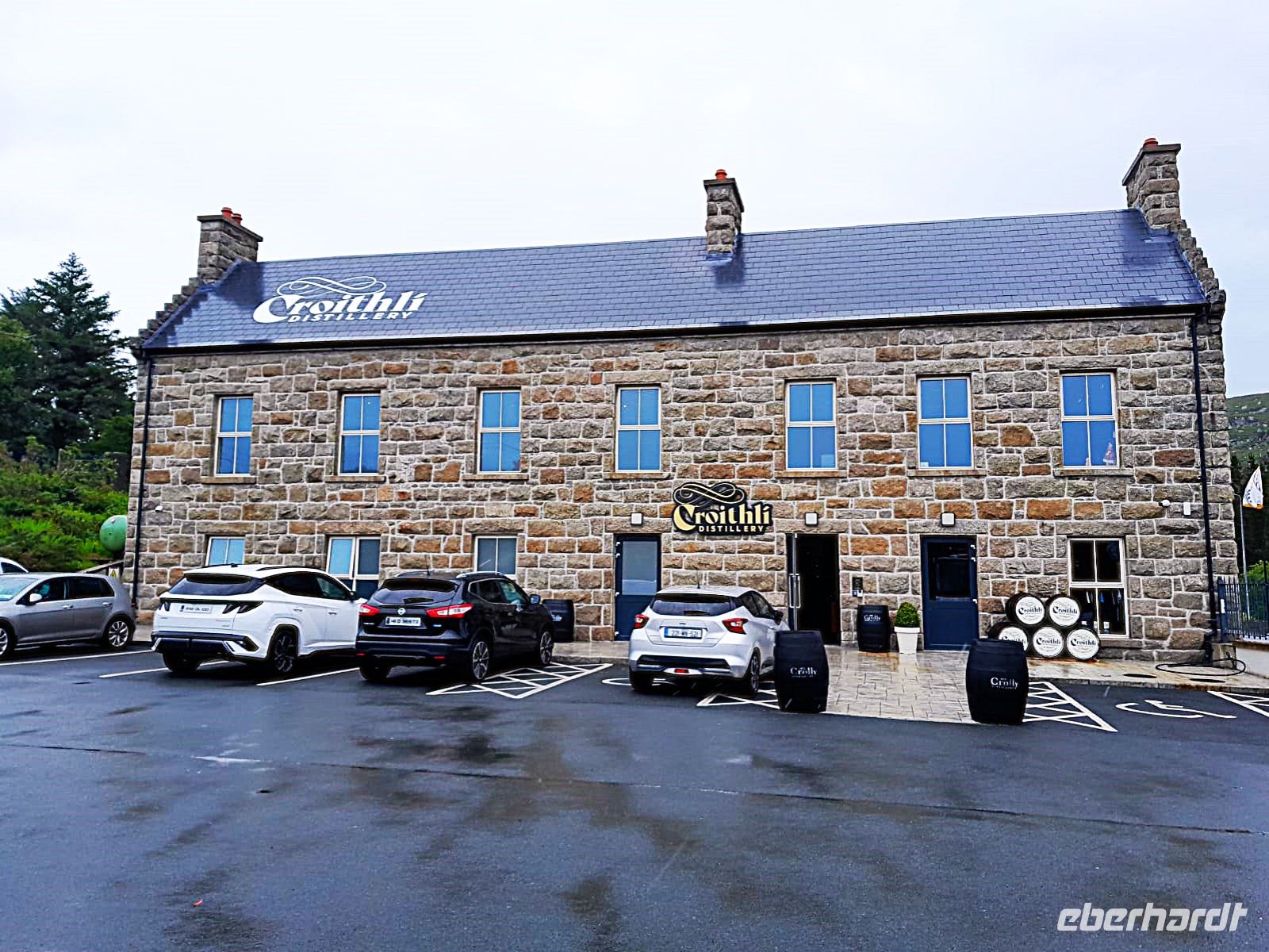 Tag 3 Donegal Whiskey Distillery aussen.jpg &ndash; &copy; Gabi Rübel (Eberhardt TRAVEL)