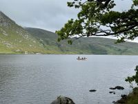 3. Tag – Im schönen County Donegal – Wandern im Glenveagh-Nationalpark – Angler auf dem Lough Veagh &ndash; &copy; Andreas Wolfsteller (Eberhardt TRAVEL)