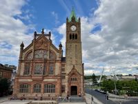 4. Tag – Ausflug nach Nordirland – Spaziergang auf der Stadtmauer von Derry – Guild Hall (Rathaus) &ndash; &copy; Andreas Wolfsteller (Eberhardt TRAVEL)