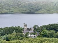 3. Tag: Im schönen County Donegal – Wandern im Glenveagh-Nationalpark – Blick vom Aussichtspunkt auf das Glenveagh Castle &ndash; &copy; Andreas Wolfsteller (Eberhardt TRAVEL)