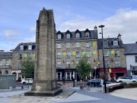 5. Tag: Letterkenny bis Leenaun – Obelisk in Donegal Town &ndash; &copy; Andreas Wolfsteller (Eberhardt TRAVEL)