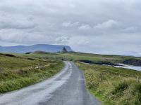 5. Tag: Letterkenny bis Leenaun – Wandern um die Halbinsel Mullaghmore – Classiebawn Castle vor dem Ben Bulben &ndash; &copy; Andreas Wolfsteller (Eberhardt TRAVEL)