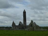 Kilmacduagh Abbey &ndash; &copy; Ralf Kuchenbecker (Eberhardt TRAVEL)