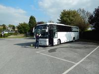 Toni putzt den Bus in Cashel &ndash; &copy; Stefan Jahnke (Eberhardt TRAVEL)