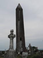 35 der schiefe Rundturm von Kilmacduagh &ndash; &copy; Astrid Lang (Eberhardt TRAVEL)