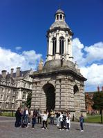 Glockenturm im Innenhof des Trinity College
