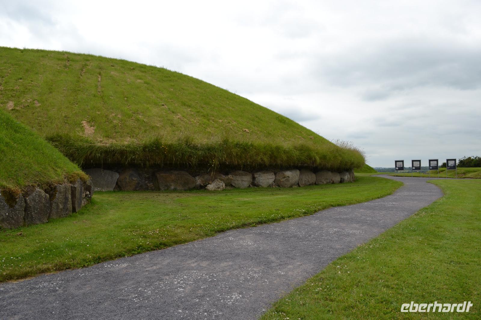Ganggräber im Boyne Valley - Knowth &ndash; &copy; Andreas Wolfsteller (Eberhardt TRAVEL)