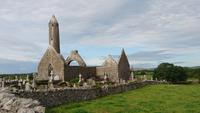 In Kilmacduagh &ndash; &copy; Stefan Jahnke (Eberhardt TRAVEL)