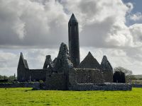 Kilmacduagh Abbey &ndash; &copy; Sinah Witzig (Eberhardt TRAVEL)