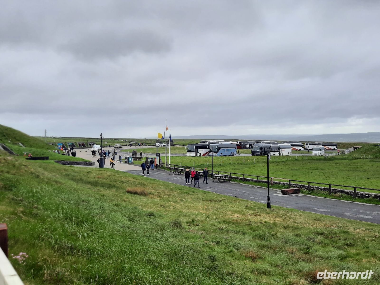 noch  nieselt es bei den Cliffs &ndash; &copy; Walter Neuwirth (Eberhardt TRAVEL)