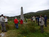 am Ogham Stone &ndash; &copy; Horst Hallfarth (Eberhardt TRAVEL)