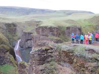20.06.2016: Kleine Wanderung oberhalb der Schlucht Fjadrargljufur im Katla Geopark &ndash; &copy; Britt Reuter-Bracklow (Eberhardt TRAVEL)