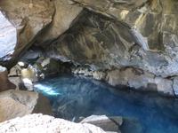 15.06.2016: die Grjotagja-Spalte  &ndash; &copy; Britt Reuter-Bracklow (Eberhardt TRAVEL)