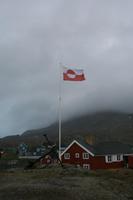 Grönländische Flagge &ndash; &copy; Isabel Braksiek (Eberhardt TRAVEL)
