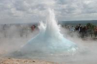 Strokkur in Aktion &ndash; &copy; Isabel Braksiek (Eberhardt TRAVEL)
