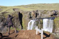 Am Wasserfall Fagrifoss &ndash; &copy; Kristin Weigel (Eberhardt TRAVEL)