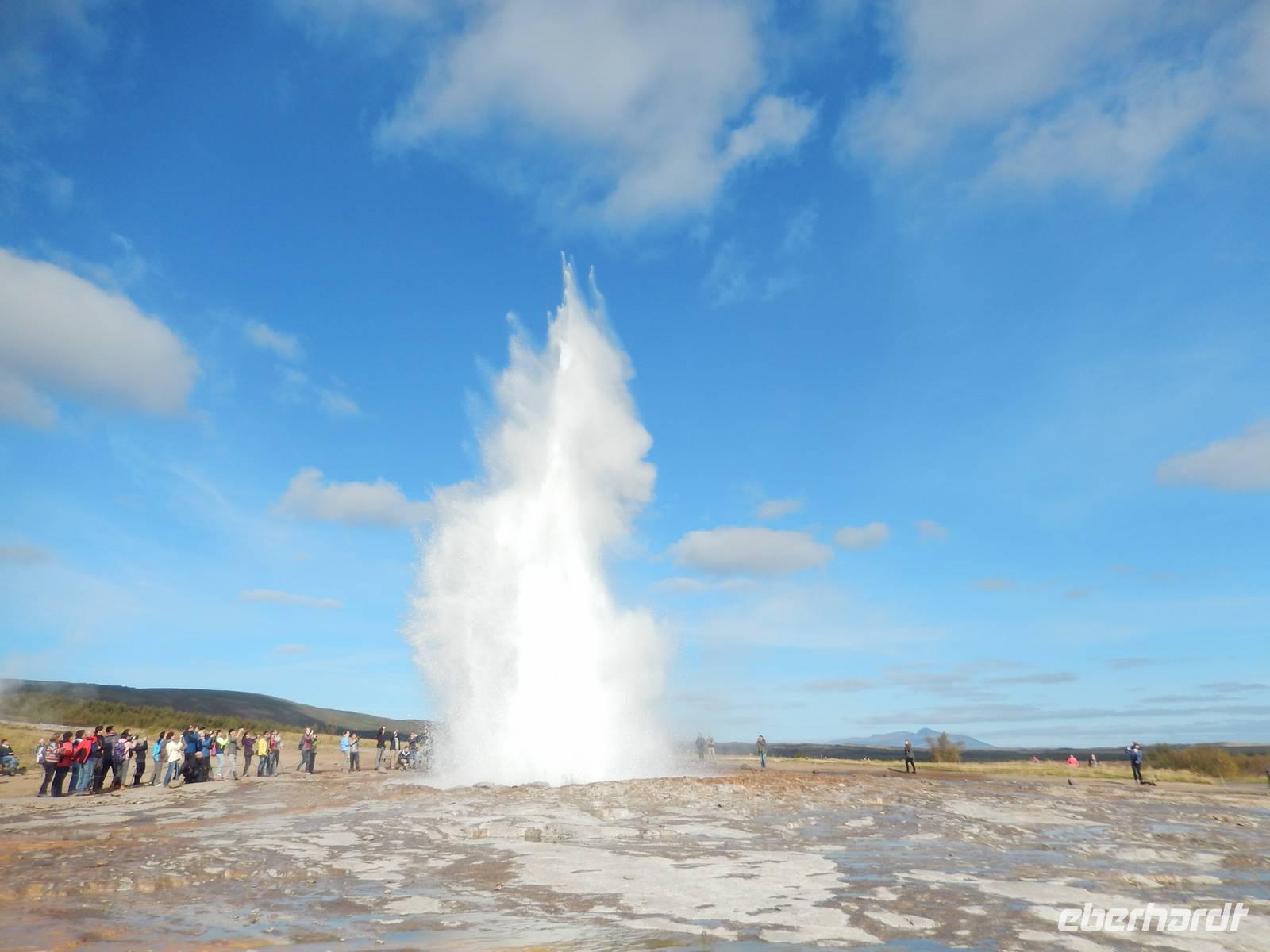 Der Strokkur ist wesentlich aktiver als der große Geysir. Er bricht etwa alle fünf Minuten aus. &ndash; &copy; Dominik Zilliken (Eberhardt TRAVEL)