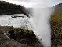 Über zwei gewaltige Kaskaden stürzt das Wasser des Hvita am Gullfoss in die Tiefe. &ndash; &copy; Dominik Zilliken (Eberhardt TRAVEL)