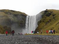Ein paar hundert Meter vom Skogar-Museum entfernt stiegen wir bereits wieder aus dem Bus, um uns den Skogarfoss anzusehen. &ndash; &copy; Dominik Zilliken (Eberhardt TRAVEL)