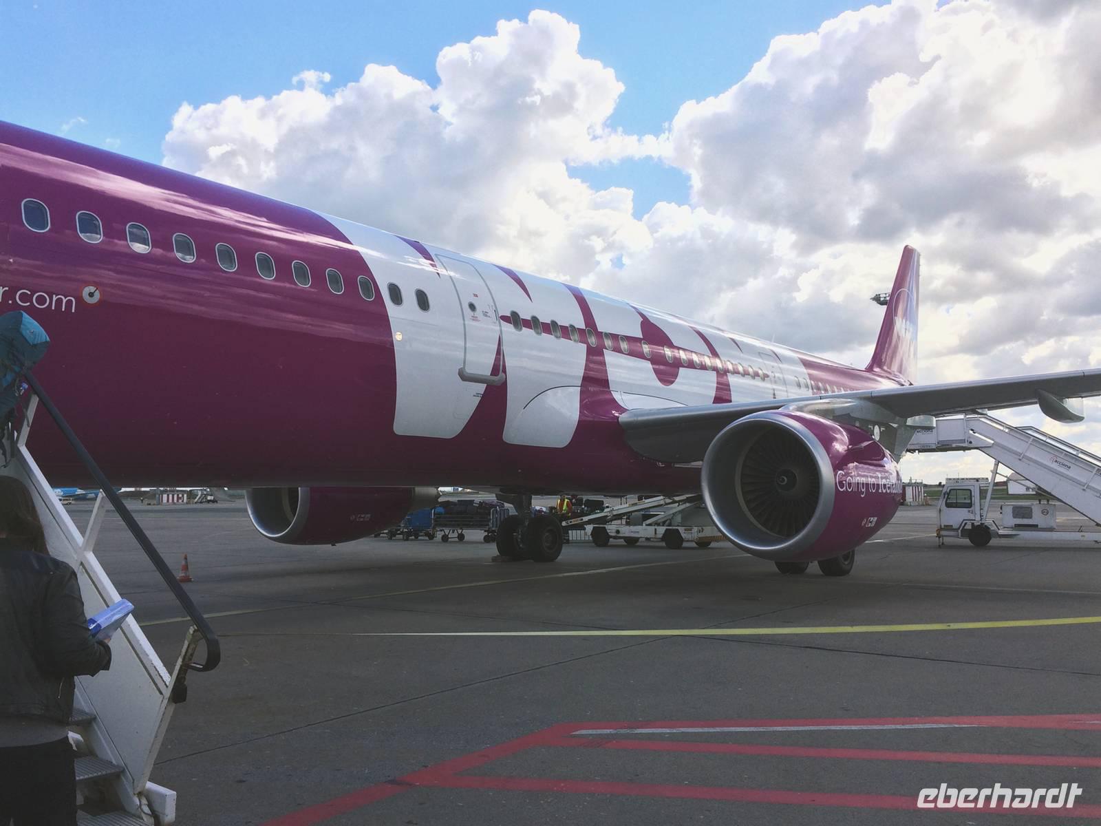 pinkes WOW Air Flugzeug nach Keflavik &ndash; &copy; Tessa Gäbler (Eberhardt TRAVEL)