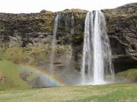 Der Seljalandsfoss mit Regenbogen :-) &ndash; &copy; Britt Reuter-Bracklow (Eberhardt TRAVEL)