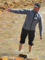 Snorri hilft bei der Flussüberquerung &ndash; &copy; Nicole Fischer (Eberhardt TRAVEL)