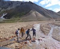 Snorri hilft bei der Flussüberquerung &ndash; &copy; Nicole Fischer (Eberhardt TRAVEL)