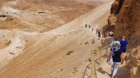 20220329 112156 Abstieg über die römische Rampe in Masada &ndash; &copy; Marlies Thrum (Eberhardt TRAVEL)