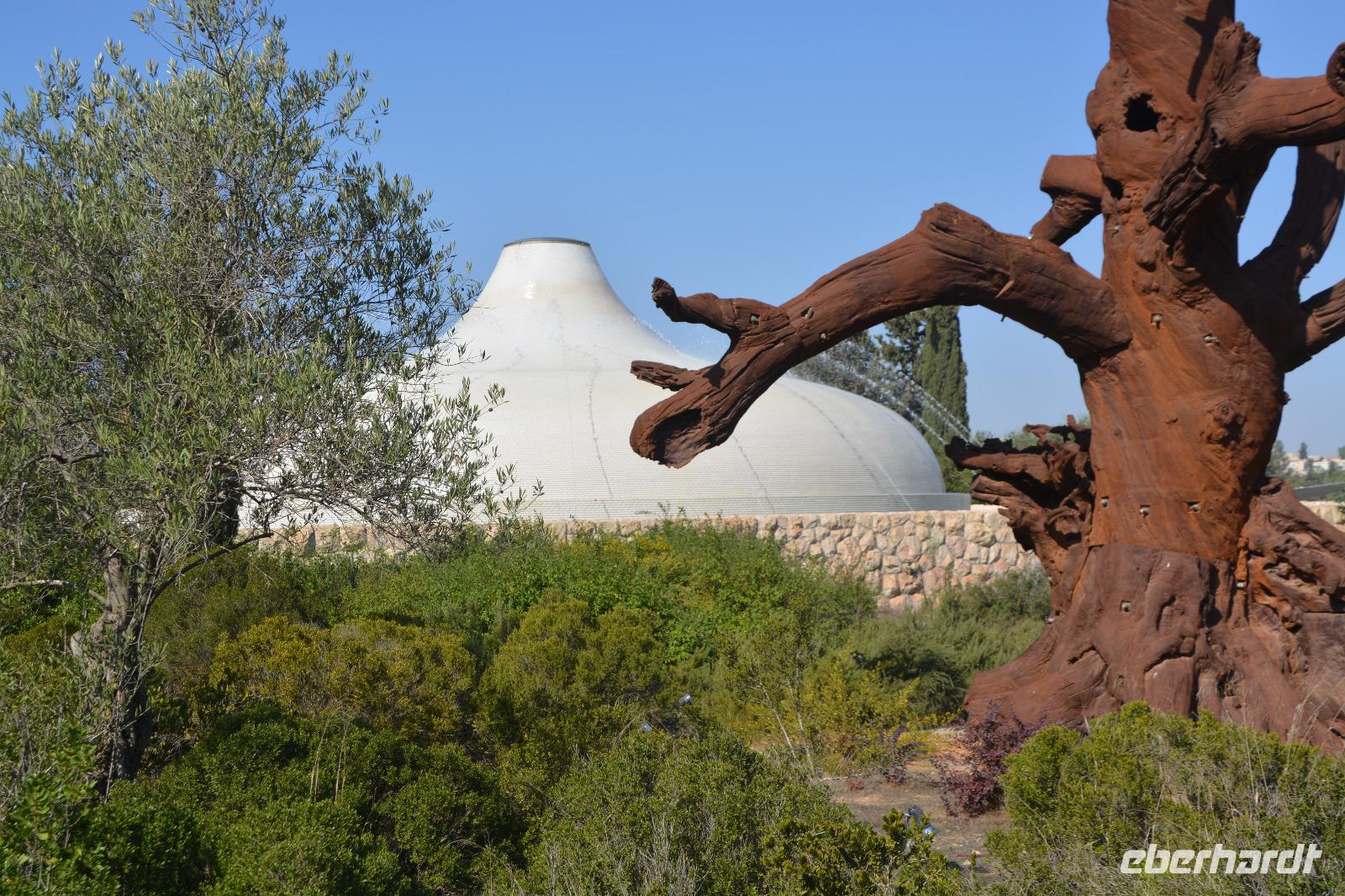 Schrein des Buches und Baum von Ei Wei Wei &ndash; &copy; Gina Egenolf (Eberhardt TRAVEL)