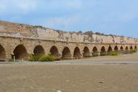 viaduct in Caesarea &ndash; &copy; Gina Egenolf (Eberhardt TRAVEL)