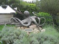 Krakensymbol vor Ozeanischem Museum &ndash; &copy; Wilfried Briol (Eberhardt TRAVEL)