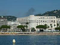 Das Hotel Miramar mit lediglich vier Sternen gehört vermutlich zu den preiswerten Häusern am Strand von Cannes. Dennoch ist es nichts für schmale Portemonnaies. &ndash; &copy; Dominik Zilliken (Eberhardt TRAVEL)