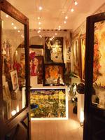 Diese kleine Galerie mit ihren vielseitigen Bildern war zwar relativ eng, gefiel mir aber ausnehmend gut. &ndash; &copy; Dominik Zilliken (Eberhardt TRAVEL)