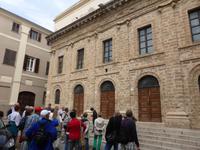Alghero - Stadtführung vor Theater &ndash; &copy; Claudia Bernhardt (Eberhardt TRAVEL)