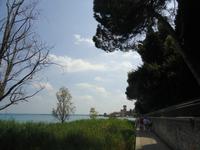 20_Sirmione-Schattiger Spaziergang &ndash; &copy; Walburga Lindner (Eberhardt TRAVEL)