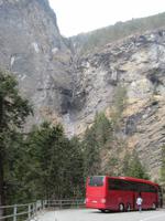 Unser Bus vor Via Mala Schlucht &ndash; &copy; Wilfried Briol (Eberhardt TRAVEL)