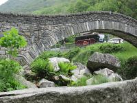 Lavertezzo Brücke und unser Reisebus &ndash; &copy; Heike Heinen (Eberhardt TRAVEL)