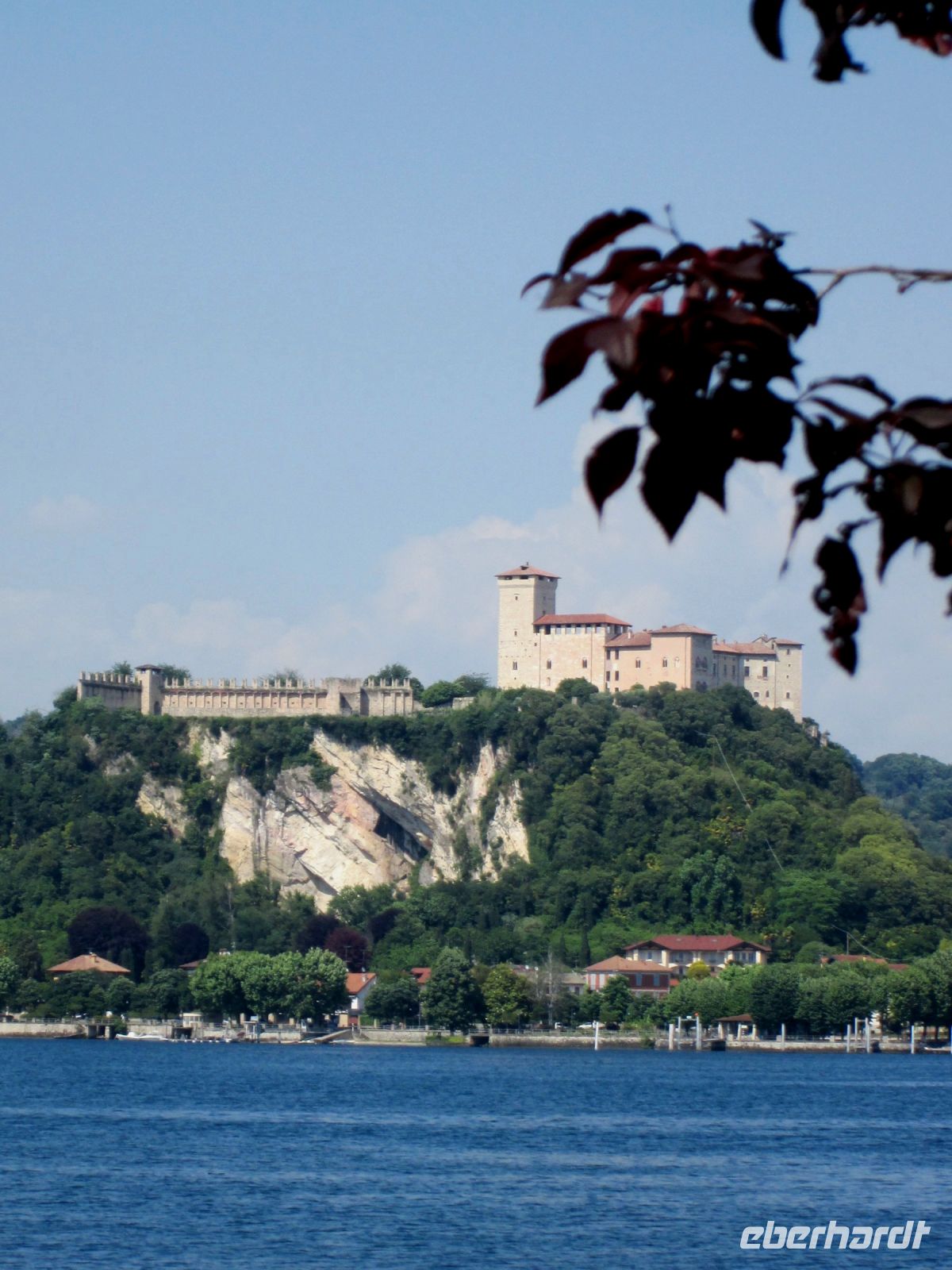 Burg von Angera von Arona aus &ndash; &copy; Heike Heinen (Eberhardt TRAVEL)
