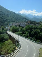 die Kantonalstraße und im Hintergrund Intragna &ndash; &copy; Heike Heinen (Eberhardt TRAVEL)